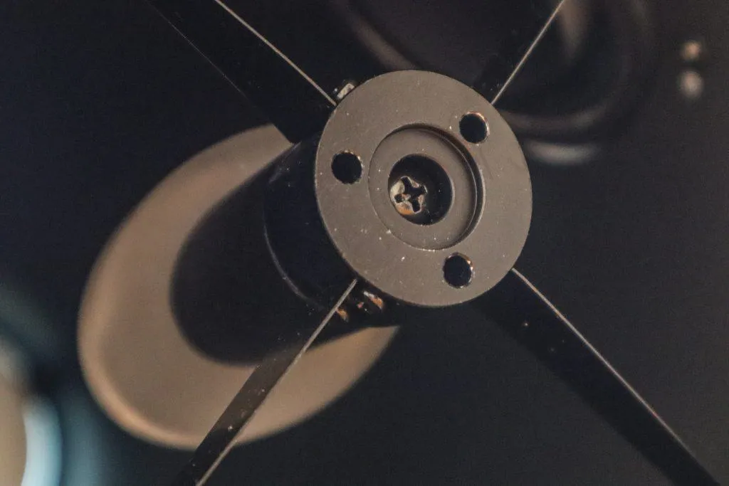 Adjusting screws of a secondary mirror in reflecting telescope
